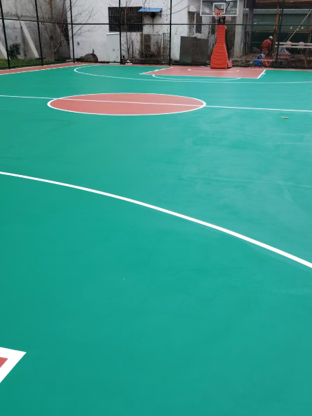 宁南 球场长期使用易出现地面开裂
